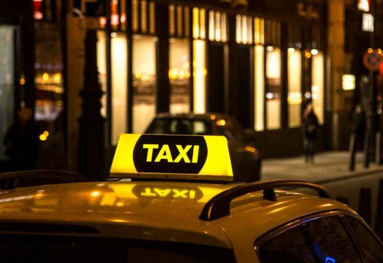 Night taxi in Beauvais