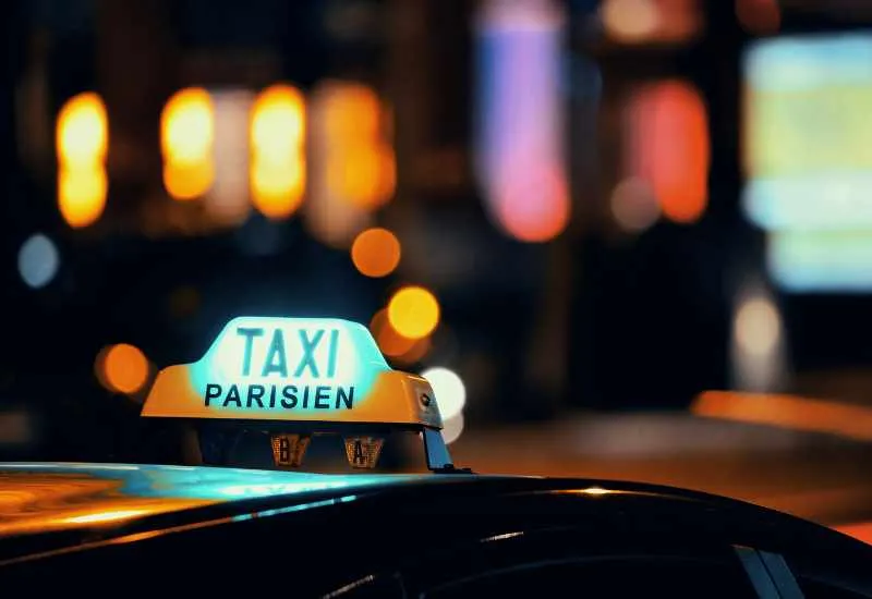 taxi en circulation dans une rue de beauvais